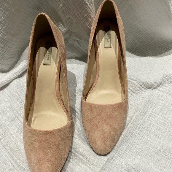 Blush colored suede pumps with thick heel - Picture 2 of 10